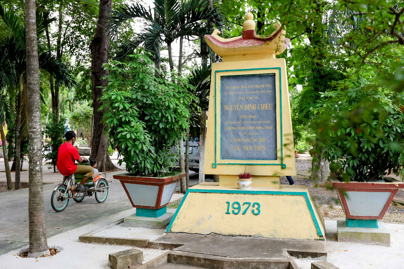 Hiện trong khuôn viên chùa có tấm bia kỷ niệm nhà thơ Nguyễn Đình Chiểu, được dựng lên vào năm 1973.