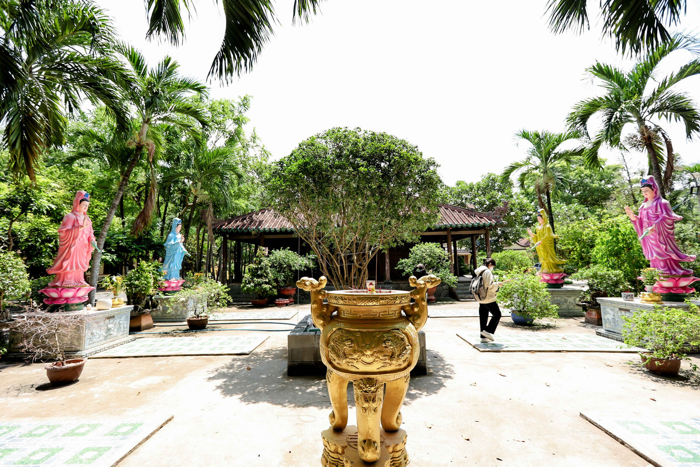 Chánh điện có diện tích khá khiêm tốn nhưng tại đây đang lưu giữ hiện vật có giá trị mang ý nghĩa về lịch sử văn hoá, nghệ thuật. Giá trị nhất là pho tượng Địa Tạng Vương Bồ Tát cao 110 cm được đúc bằng đồng. Tương truyền pho tượng này được đúc đến hai lần. Lần đầu là do có một khe nứt nên khi đúc lần sau, thiền sư Viên Ngộ đã chặt một ngón tay cho vào nồi nấu đồng và lần đúc này thành công viên mãn.