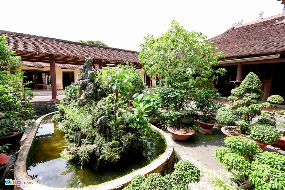 Nối theo trai đường là sân thiên tỉnh, có hòn non bộ mục đích là lấy ánh sáng và giải nhiệt. Hai bên sân là dãy hành lang nối xuống gian phòng nghỉ ngơi của các sư.