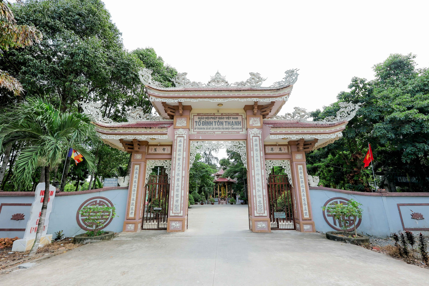 Cổng chùa được xây dựng theo lối tam quan truyền thống với hai tầng mái, mỗi hàng cột đều có câu đối, các đầu đao hình rồng.