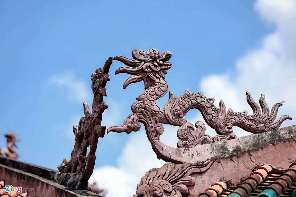 Mái nhà lợp ngói theo kiểu vảy cá xếp đan xen với nhau, các đầu đao trên đỉnh mái trang trí rồng phượng, cảnh “Lưỡng long tranh châu", mang đậm kiến trúc đặc trưng của truyền thống Nam Bộ.