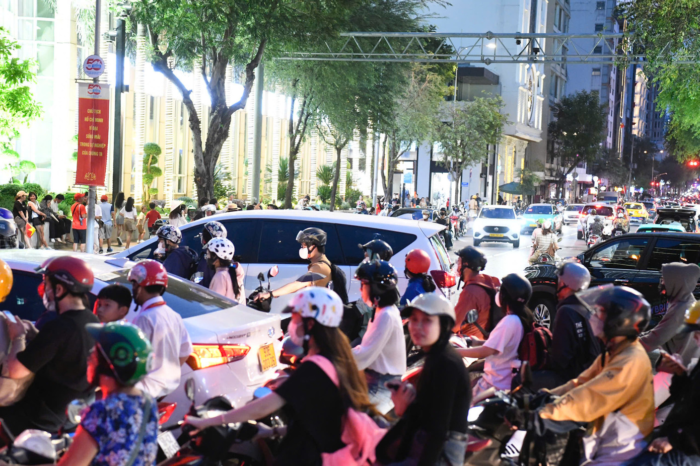 Khu vực giao thông hướng ra bến Bạch Đằng giờ tan tầm.