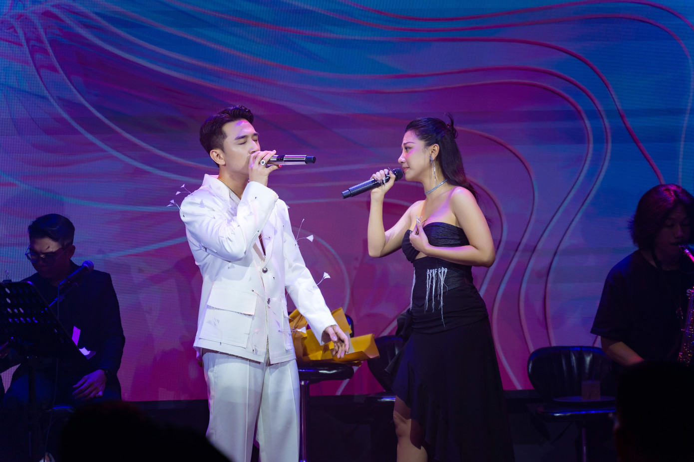 Trong đêm nhạc, Dương Edward lần đầu song ca cùng Phượng Vũ. "Tôi vui vì không ở chung bảng với Sứa Thủy Tinh Phượng Vũ. Tôi cũng có phần tiếc vì đến giờ mới được song ca. Nếu được chung sân khấu sớm hơn thì chúng tôi có màn biểu diễn đẹp mắt trong chương trình", Dương Edward nói. Trong đêm nhạc, Dương Edward lần đầu song ca cùng Phượng Vũ. "Tôi vui vì không ở chung bảng với Sứa Thủy Tinh Phượng Vũ. Tôi cũng có phần tiếc vì đến giờ mới được song ca. Nếu được chung sân khấu sớm hơn thì chúng tôi có màn biểu diễn đẹp mắt trong chương trình", Dương Edward nói.