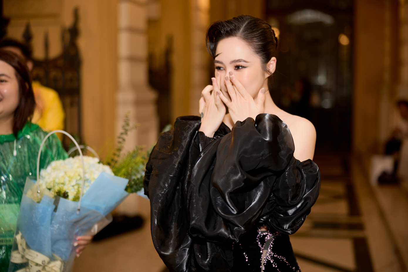 Hương Tràm thông báo tổ chức lại mini show vào tối 13/5 với hai phương án. Nếu thời tiết đẹp, chương trình tổ chức ngoài trời. Trong trường hợp bất khả kháng, show diễn ra phía trong Nhà hát Lớn Hà Nội. Sau khi dời show, Hương Tràm tiếp tục cảm ơn khán giả đã thông cảm cho sự cố không mong muốn.