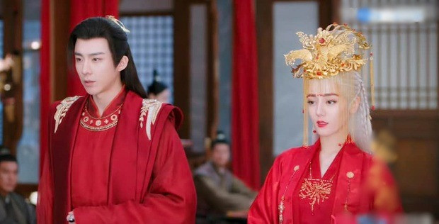 Tạo hình tóc trắng lông mày đen nhánh buồn cười của Địch Lệ Nhiệt Ba.