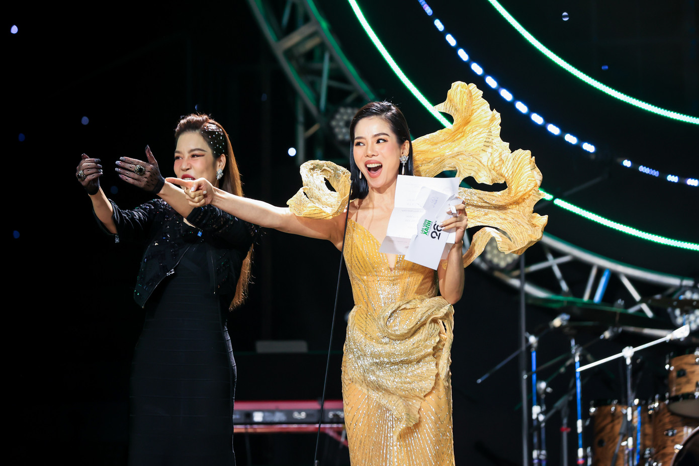 Trước đó, Lệ Quyên có màn công bố hạng mục Ca sĩ của năm vội vàng, giành lời MC gây tranh cãi trên mạng.