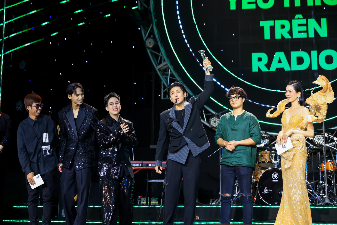 Thu Phương ngân nga theo giai điệu Đưa em về nhà trước khi đọc tên Grey D ft Chillies chiến thắng hạng mục Ca khúc được yêu thích nhất trên radio.