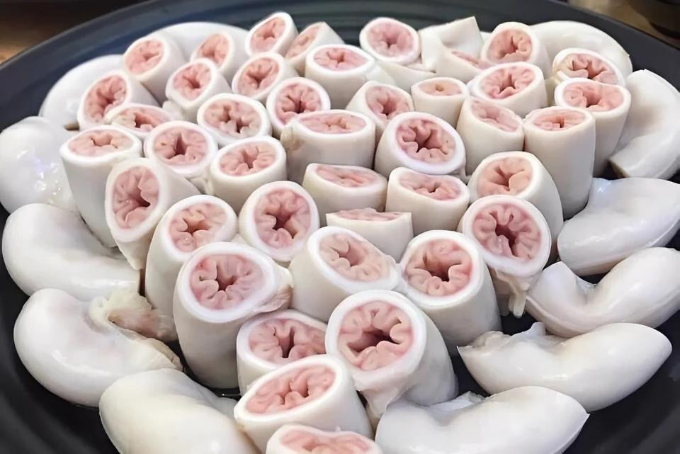 TikToker gây tranh cãi khi đăng clip lòng se điếu dài 40 m. Ảnh: Ngô Quyền Thế - Vlog/Facebook. TikToker gây tranh cãi khi đăng clip lòng se điếu dài 40 m. Ảnh: Ngô Quyền Thế - Vlog/Facebook.