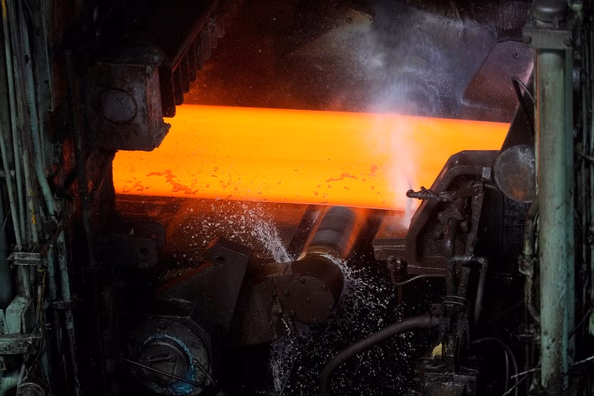 Bên trong một lò luyện thép tại Trung Quốc.