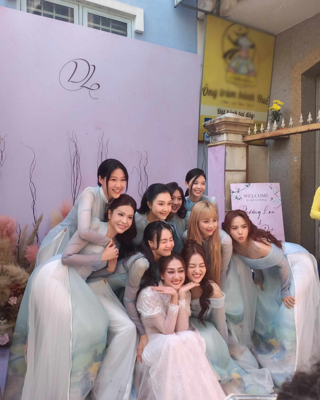 Hình ảnh dàn phù dâu, phù rể có mặt trong lễ ăn hỏi Phương Lan được Ngọc Phước đăng tải trên trang cá nhân. Trong ngày trọng đại, cô dâu diện áo dài hồng song hỷ của NTK Linh Nga. Đôi trẻ vui vẻ chụp ảnh kỷ niệm cùng bạn bè, đồng nghiệp.