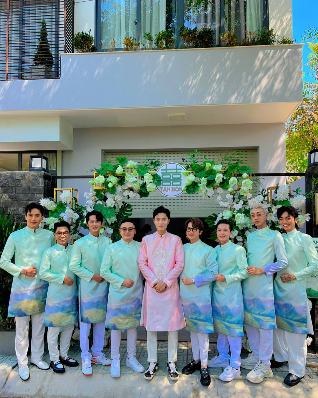 Trong khi đó, đội hình phù rể gồm ca sĩ S.T Sơn Thạch, diễn viên Huỳnh Phương, Minh Dự, Thuận Nguyễn, Minh Xù, BB Trần, Hải Triều... Dàn phù dâu - phù rể diện áo dài cách tân tông màu xanh, trắng. Họ đều là đồng nghiệp thân thiết của Phương Lan và Phan Đạt trong nhiều năm qua.