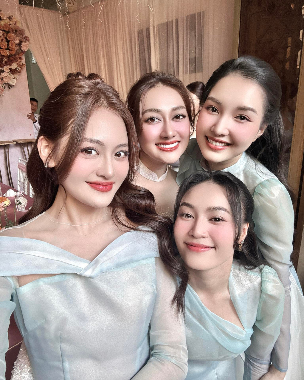 Trưa 18/11, lễ ăn hỏi của diễn viên Phương Lan và bạn trai Phan Đạt diễn ra tại TP.HCM. Diễn viên Lan Ngọc, Khả Như, Thùy Anh, Ngọc Phước, Ngọc Trân, Uyển Ân, Khánh Linh, Misthy và TikToker Hà Kiều Trang giữ vai trò phù dâu.