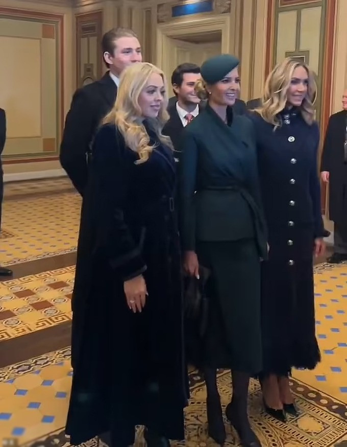 Barron trong khoảnh khắc "photo boom" (tạm dịch: tạo dáng phá hỏng bức ảnh) bên hai chị gái Ivanka, Tiffany và chị dâu Lara. Ivanka bật cười, quay lại vỗ nhẹ lưng em trai cùng cha khác mẹ. Khoảnh khắc trên chứng minh sự hòa thuận trong gia đình tổng thống Mỹ. Barron trong khoảnh khắc "photo boom" (tạm dịch: tạo dáng phá hỏng bức ảnh) bên hai chị gái Ivanka, Tiffany và chị dâu Lara. Ivanka bật cười, quay lại vỗ nhẹ lưng em trai cùng cha khác mẹ. Khoảnh khắc trên chứng minh sự hòa thuận trong gia đình tổng thống Mỹ.