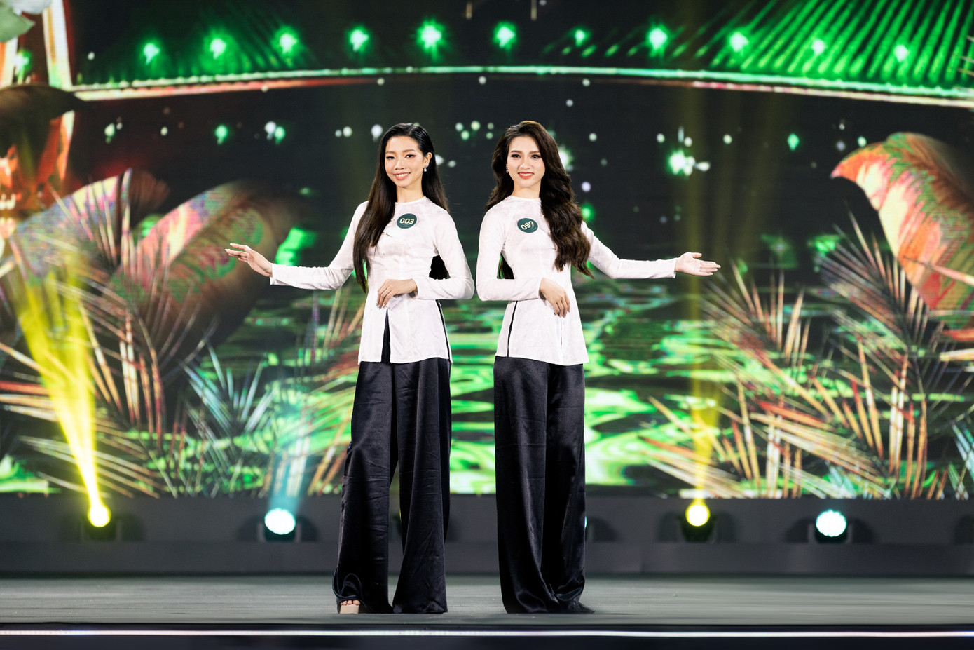 Các người đẹp trình diễn áo bà ba trước khi được gọi tên vào top 15.