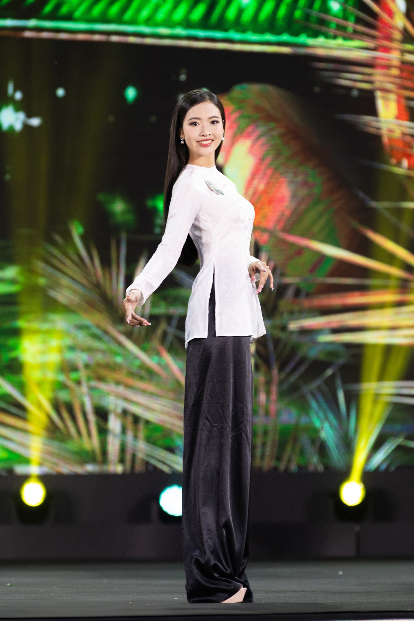 Thí sinh Người đẹp Tây Đô mở màn bằng màn trình diễn áo bà ba, đặc trưng của người dân Cần Thơ nói riêng và miền sông nước nói chung. Các người đẹp khoe dáng thon với trang phục thắt eo.