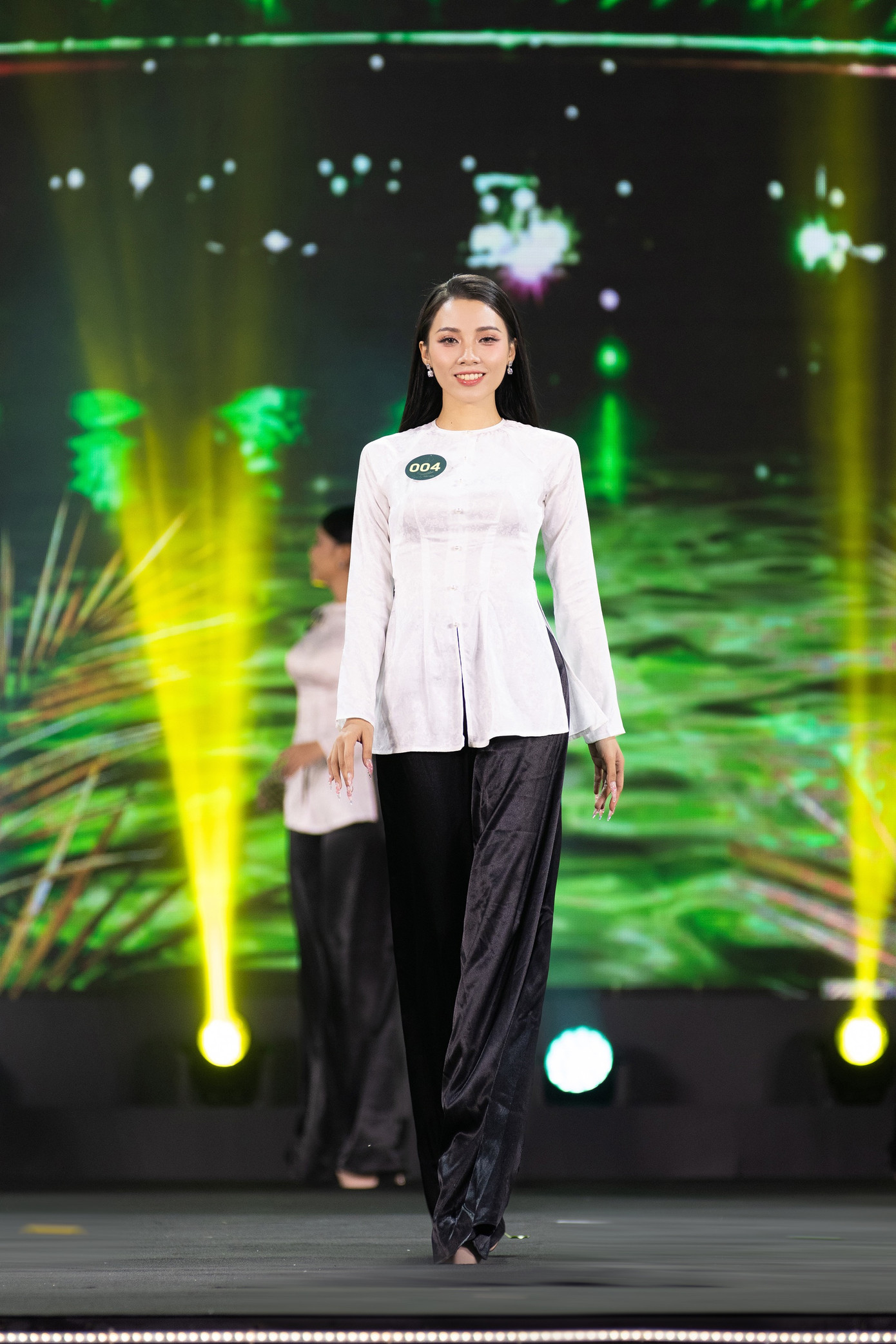 Thí sinh Người đẹp Tây Đô mở màn bằng màn trình diễn áo bà ba, đặc trưng của người dân Cần Thơ nói riêng và miền sông nước nói chung. Các người đẹp khoe dáng thon với trang phục thắt eo.