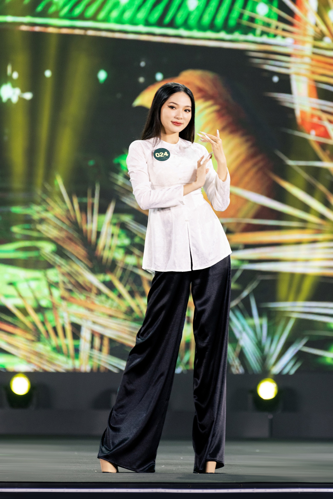 Thí sinh Người đẹp Tây Đô trình diễn nhẹ nhàng trong tà áo bà ba, thể hiện sự hồn hậu của người dân miền Tây.