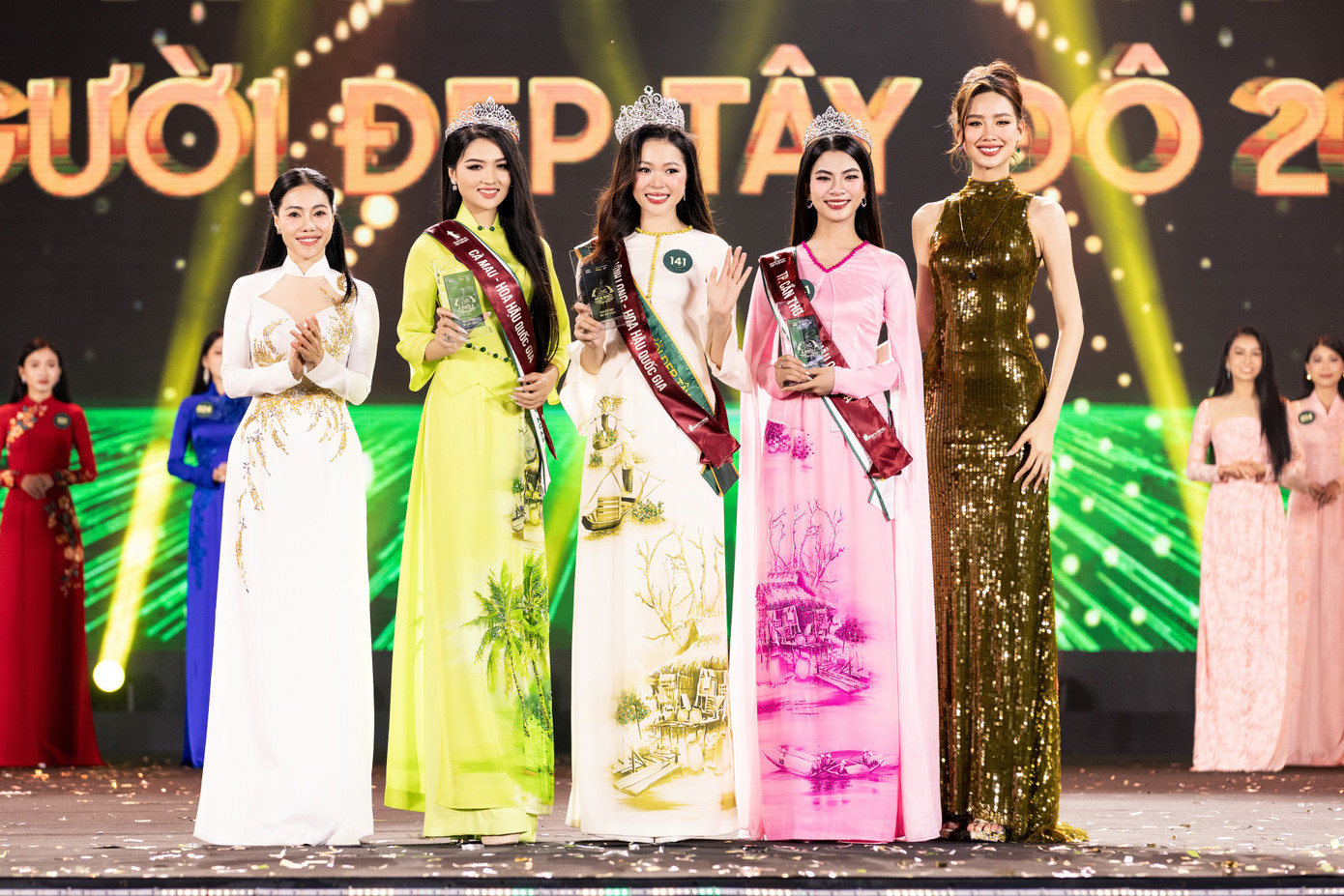 Kết quả chung cuộc, danh hiệu Hoa khôi thuộc về người đẹp Kiều Duy (SBD 141), Á khôi 1 gọi tên Kim Ngọc (SBD 041) và Á khôi 2 là Thu Ngân (SBD 030). Các người đẹp mặc áo dài trong khoảnh khắc đăng quang, trao giải.