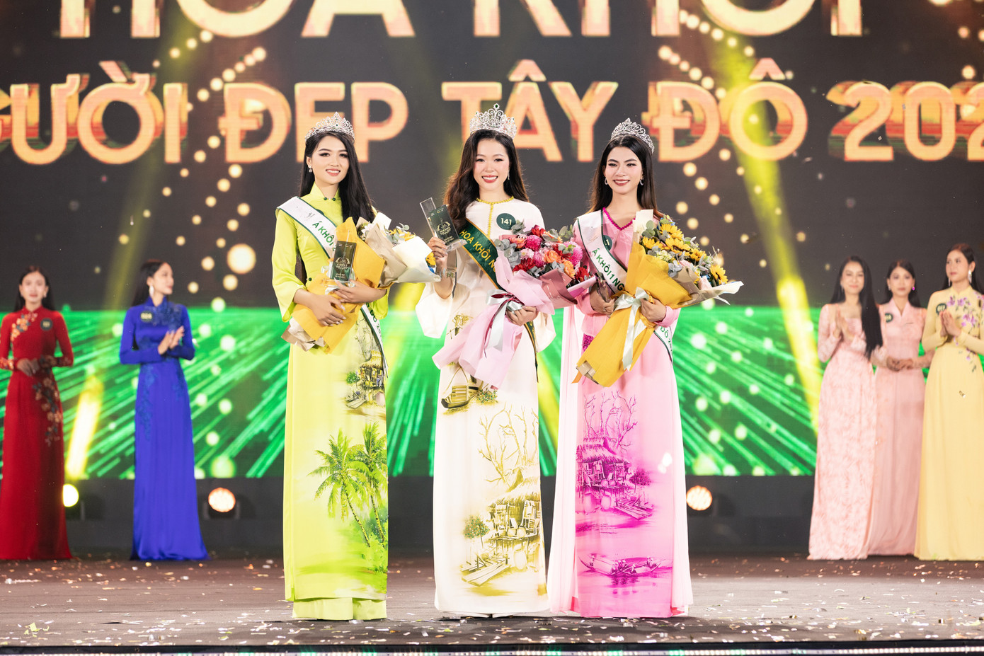 Top 3 Người đẹp Tây Đô khoe dáng trong trang phục áo dài.