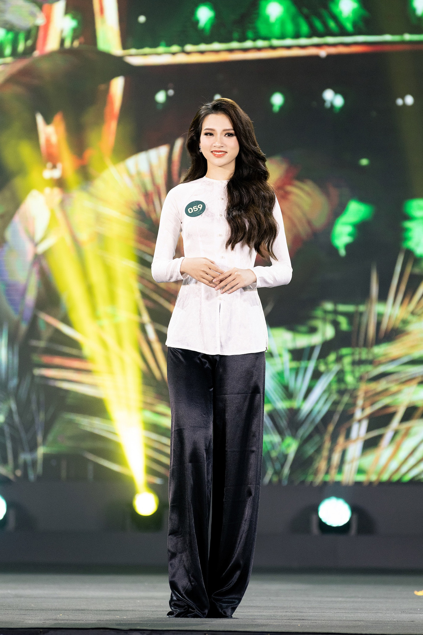 Thí sinh Người đẹp Tây Đô trình diễn nhẹ nhàng trong tà áo bà ba, thể hiện sự hồn hậu của người dân miền Tây.