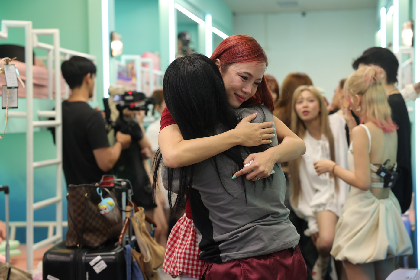 Hậu Hoàng, Châu Tuyết Vân và Maitinhvi (ảnh trên, lần lượt thứ hai từ trái sang) cùng Vũ Ngọc Anh (ảnh dưới, tóc đỏ) bị loại.