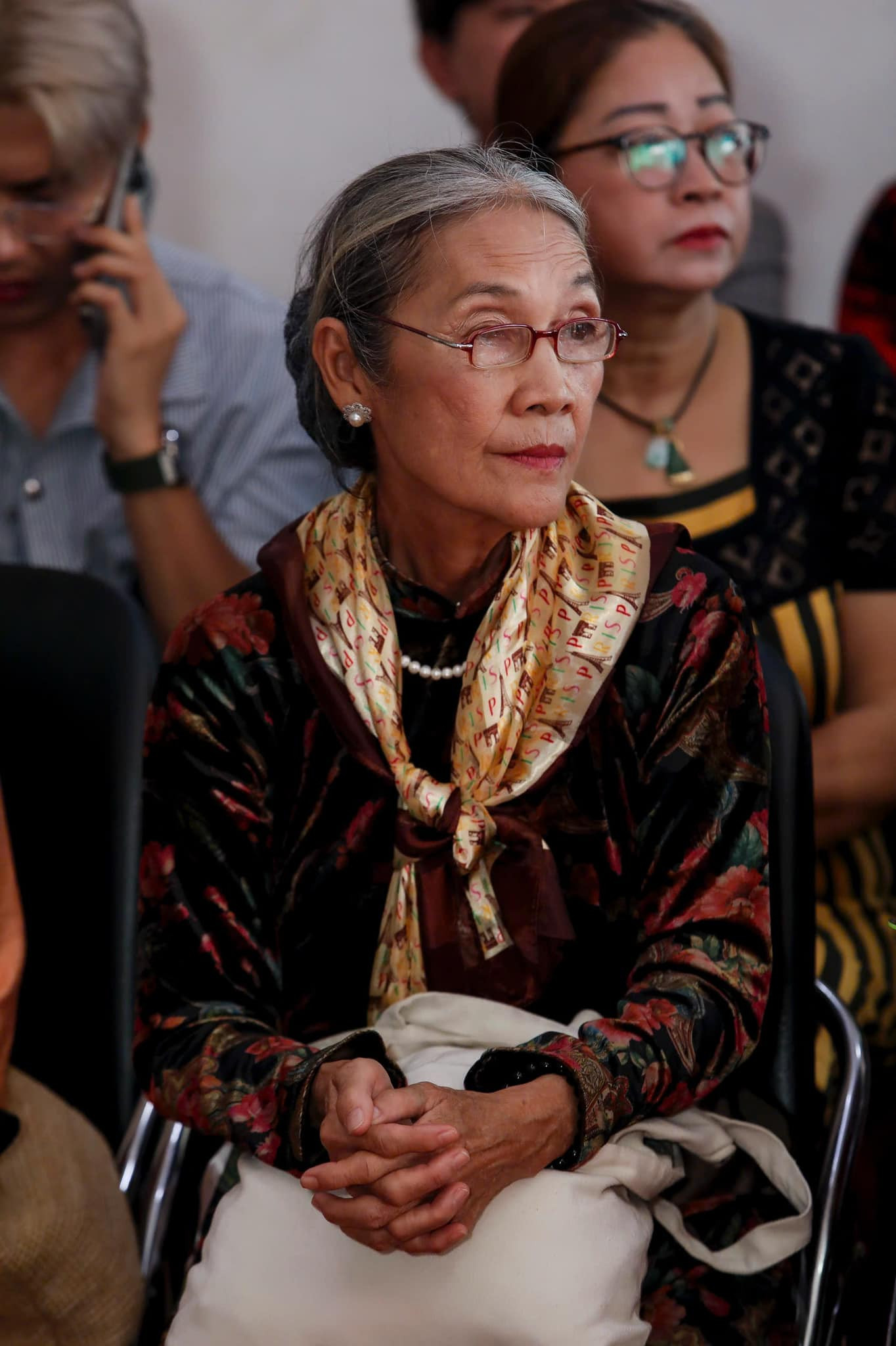 NSND Kim Xuân và nghệ sĩ Thanh Hiền theo dõi nghệ sĩ biểu diễn, phát biểu trong ngày giỗ Tổ sân khấu Việt Nam.