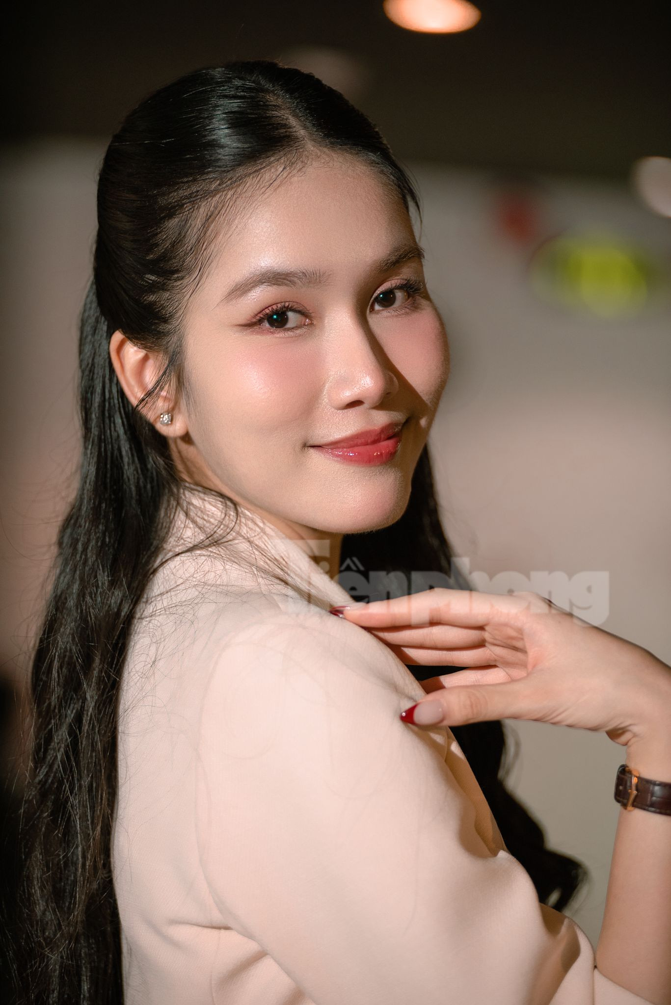 Á hậu Hoa hậu Việt Nam 2020 cho biết việc sắm túi xách, váy áo chỉ đơn giản là vì cô yêu thời trang. "Không bàn đến giá trị của món đồ, việc tôi yêu thích thời trang và tự thưởng cho mình trang phục, túi hiệu là cách yêu bản thân", cô nói.