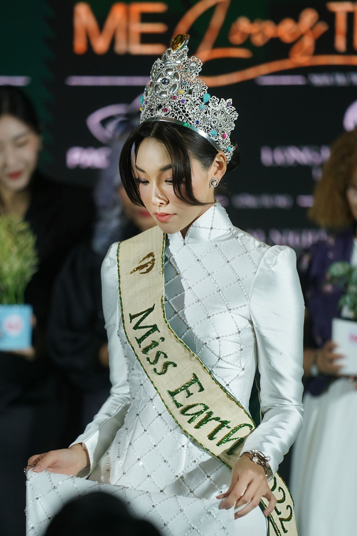 Đương kim Hoa hậu Trái Đất xuất hiện rạng rỡ tại sự kiện. Cô diện áo dài cách điệu, đính kim tuyến ấn tượng. Người đẹp thân thiện trong buổi gặp gỡ truyền thông, người hâm mộ.