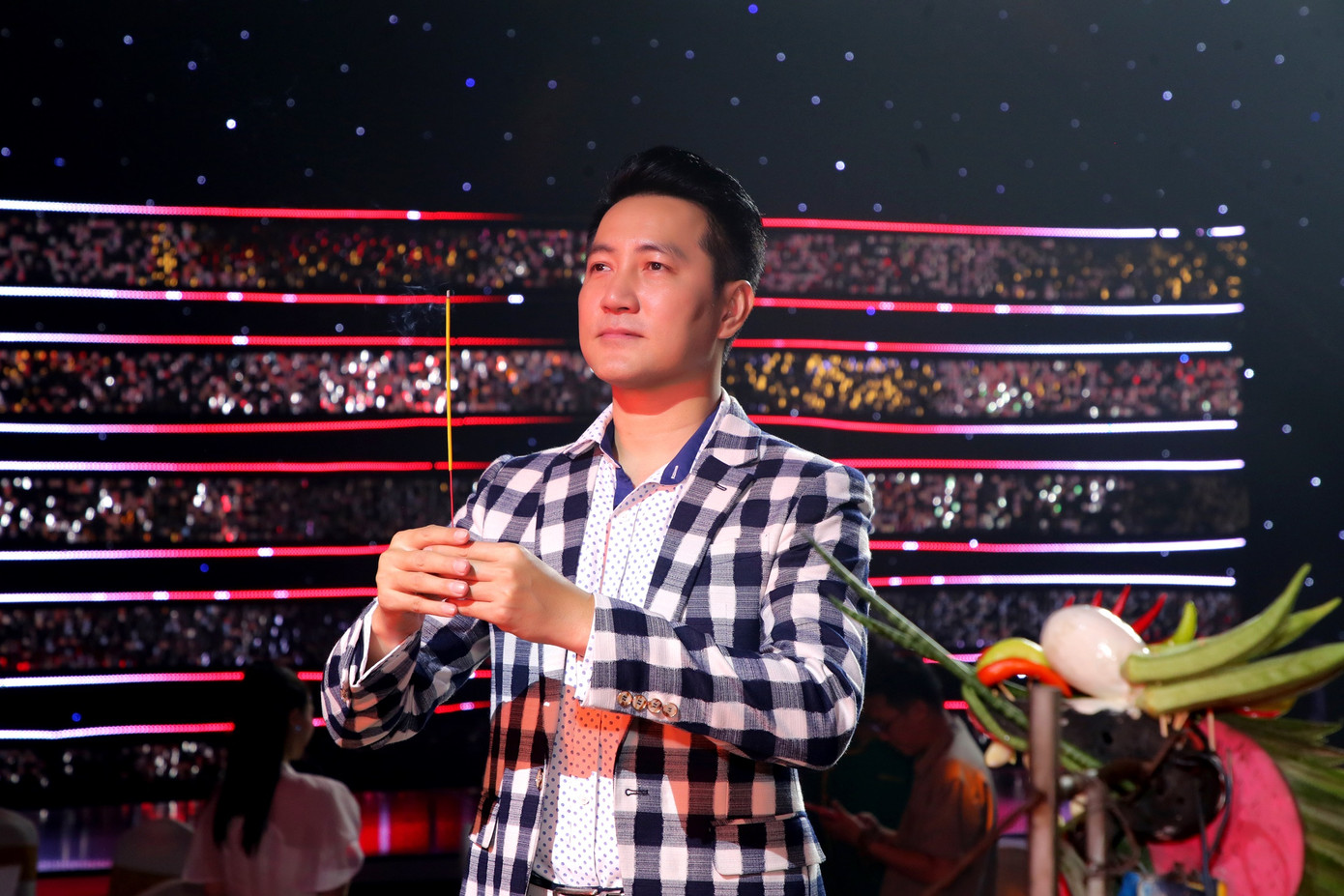 Nguyễn Phi Hùng trang nghiêm thắp hương cho Tổ nghề. Nam ca sĩ diện vest đến giỗ Tổ. Đây là lần hiếm hoi giọng ca Dáng em xuất hiện công khai. Ở tuổi 46, anh ít tham gia hoạt động nghệ thuật.