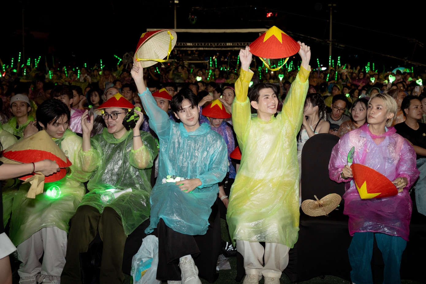 Phía dưới khán đài, khán giả liên tục gọi tên Phương Mỹ Chi.