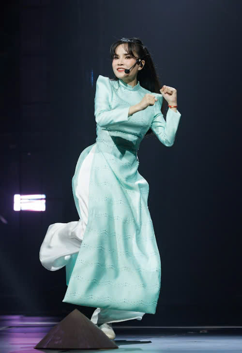 Tiết mục Áo dài ơi của ca sĩ Thu Ngọc trên sân khấu Chị đẹp.