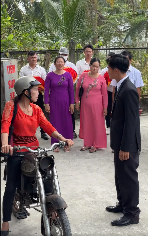 Video của Lê Tuấn Khang được khán giả cho là "nồi lẩu thập cẩm", gây cười với nhiều tình huống vô lý. Video của Lê Tuấn Khang được khán giả cho là "nồi lẩu thập cẩm", gây cười với nhiều tình huống vô lý.