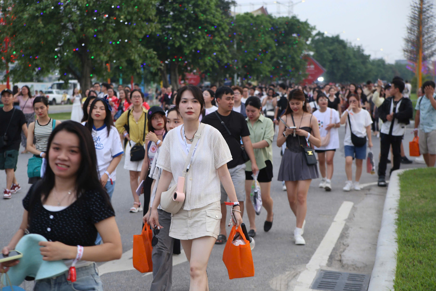 Khán giả tranh thủ xếp hàng vào sân khấu, không muốn bỏ sót khoảnh khắc xuất hiện của 33 anh tài trong tiết mục đồng diễn mở màn. Nhiều người thuê căn hộ theo ngày gần sân khấu để thuận tiện cho việc trang điểm, thay trang phục vào xem concert Anh trai.