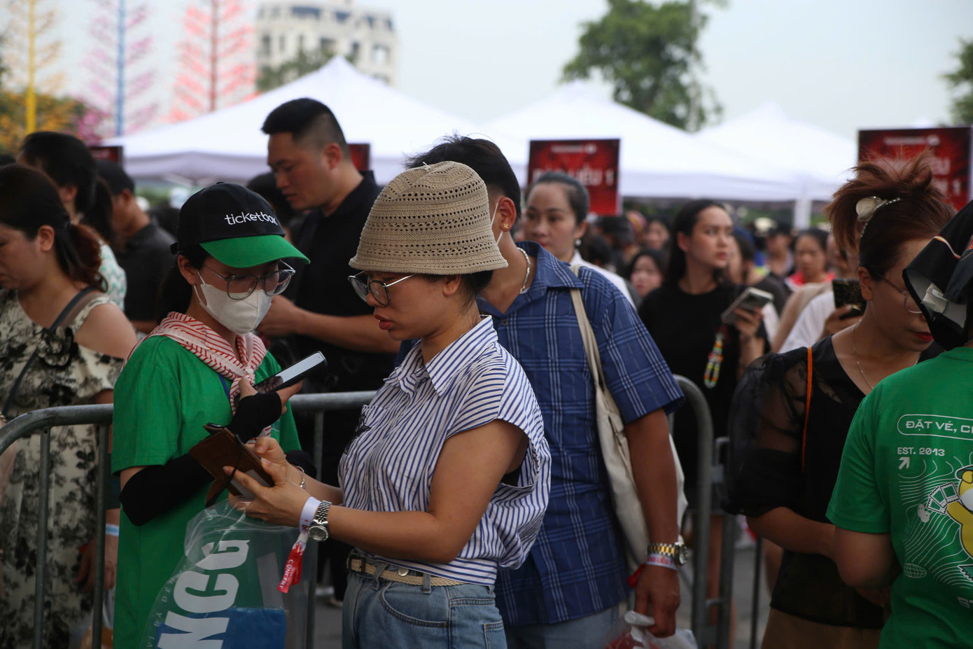 Nhân viên điều phối, đội bảo vệ có mặt khắp khu vực soát vé, tránh tình trạng chen lấn gây mất trật tự.