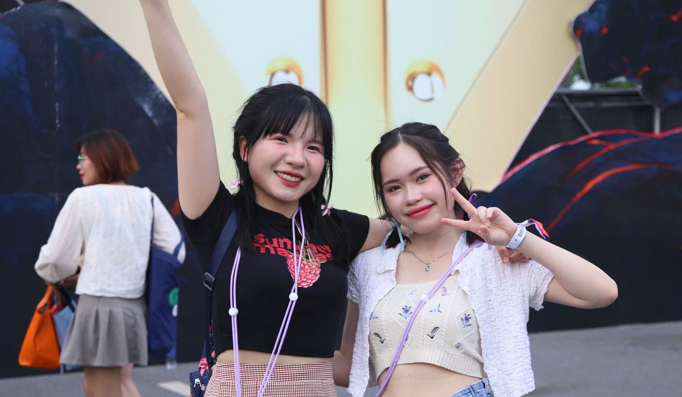 Anh Thư (27 tuổi, áo đen) cho biết cô di chuyển từ nội thành Hà Nội lúc 9h nhưng vẫn không tránh được việc kẹt xe. &quot;Dù đi từ sớm, đường vẫn tắc do lượng người đổ về Hưng Yên quá đông. Tôi kẹt hơn 30 phút tại khu vực cầu Vĩnh Tuy, Long Biên. May mắn tôi vẫn đủ thời gian để nhận phòng, trang điểm từ 12h trưa để hết mình cho concert tối nay&quot;, Anh Thư nói.