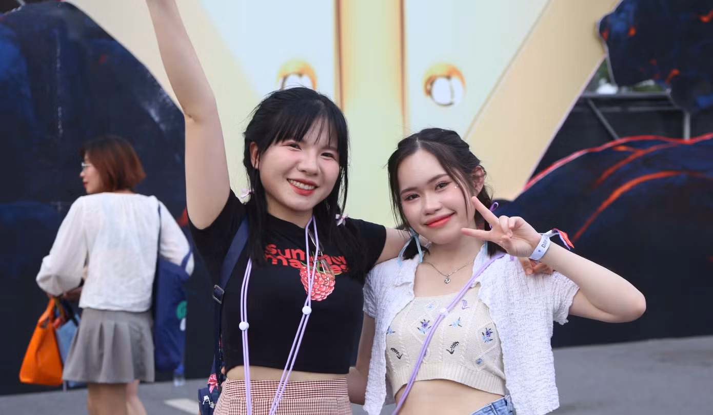 Anh Thư (27 tuổi, áo đen) cho biết cô di chuyển từ nội thành Hà Nội lúc 9h nhưng vẫn không tránh được việc kẹt xe. "Dù đi từ sớm, đường vẫn tắc do lượng người đổ về Hưng Yên quá đông. Tôi kẹt hơn 30 phút tại khu vực cầu Vĩnh Tuy, Long Biên. May mắn tôi vẫn đủ thời gian để nhận phòng, trang điểm từ 12h trưa để hết mình cho concert tối nay", Anh Thư nói.