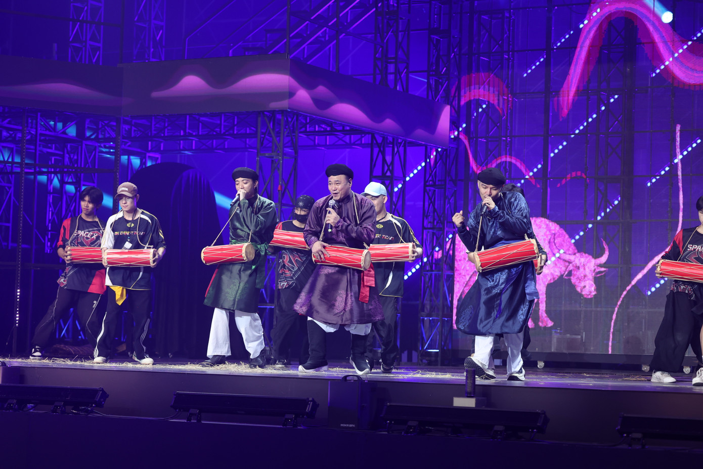 Cường Seven ra Hà Nội để thu âm cùng NSND Tự Long. Cường Seven ra Hà Nội để thu âm cùng NSND Tự Long.