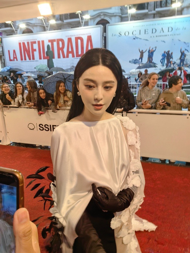 Khán giả đứng dọc hai bên thảm đỏ liên tục chụp ảnh, xin chữ ký của Phạm Băng Băng. Những bức ảnh chụp vội từ người hâm mộ không khác mấy so với ảnh nữ diễn viên tự đăng lên trang cá nhân.