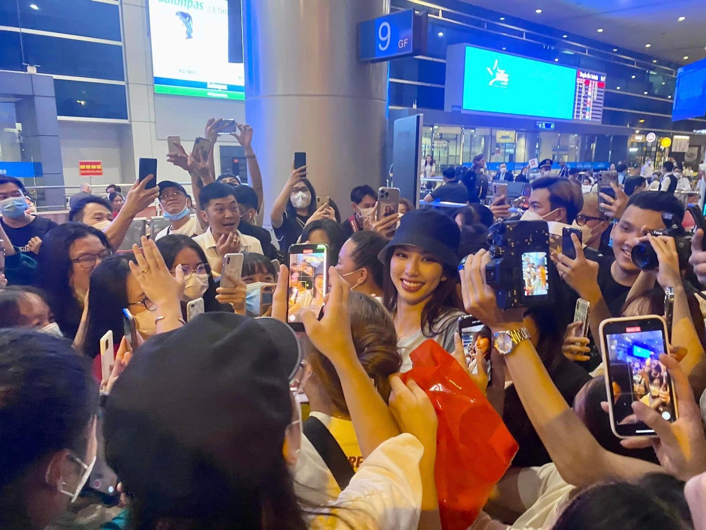 Nguyễn Thúc Thùy Tiên được vây kín ngày trở lại.