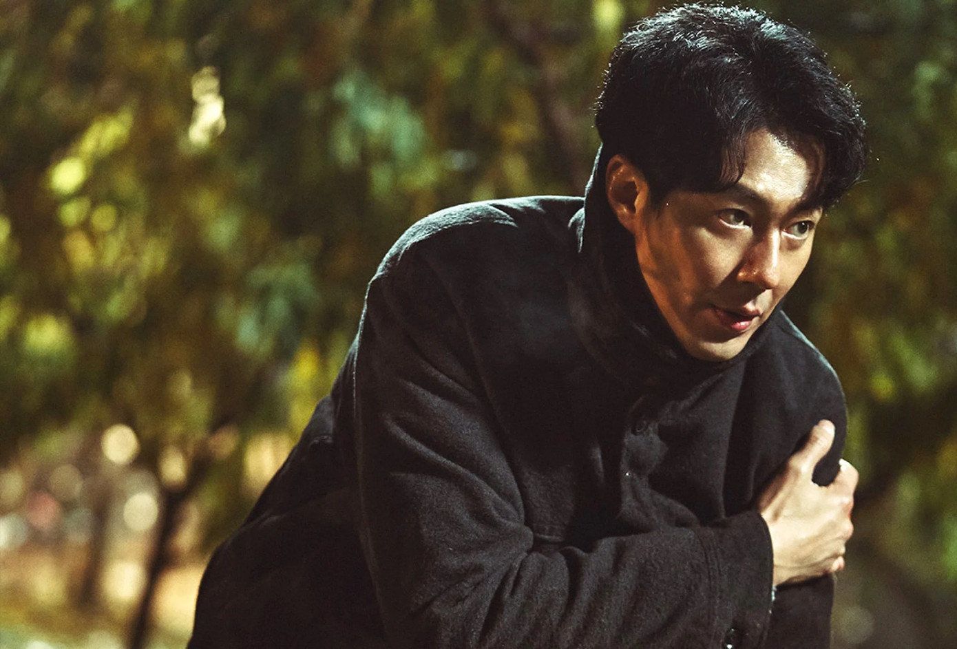 Jo In Sung, Ryu Seung Ryong và Han Hyo Joo cùng đóng chính trong Moving - tác phẩm chuyển thể từ webtoon siêu anh hùng của tác giả Kang Full. Bộ phim kể về ba phụ huynh bỗng phát hiện mình có siêu năng lực và tham gia chiến đấu bảo vệ người dân. Phim còn có mặt Cha Tae Hyun và Ryoo Seng Bum.