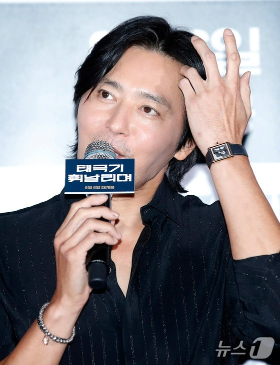 Cận gương mặt Jang Dong Gun ở tuổi 52.