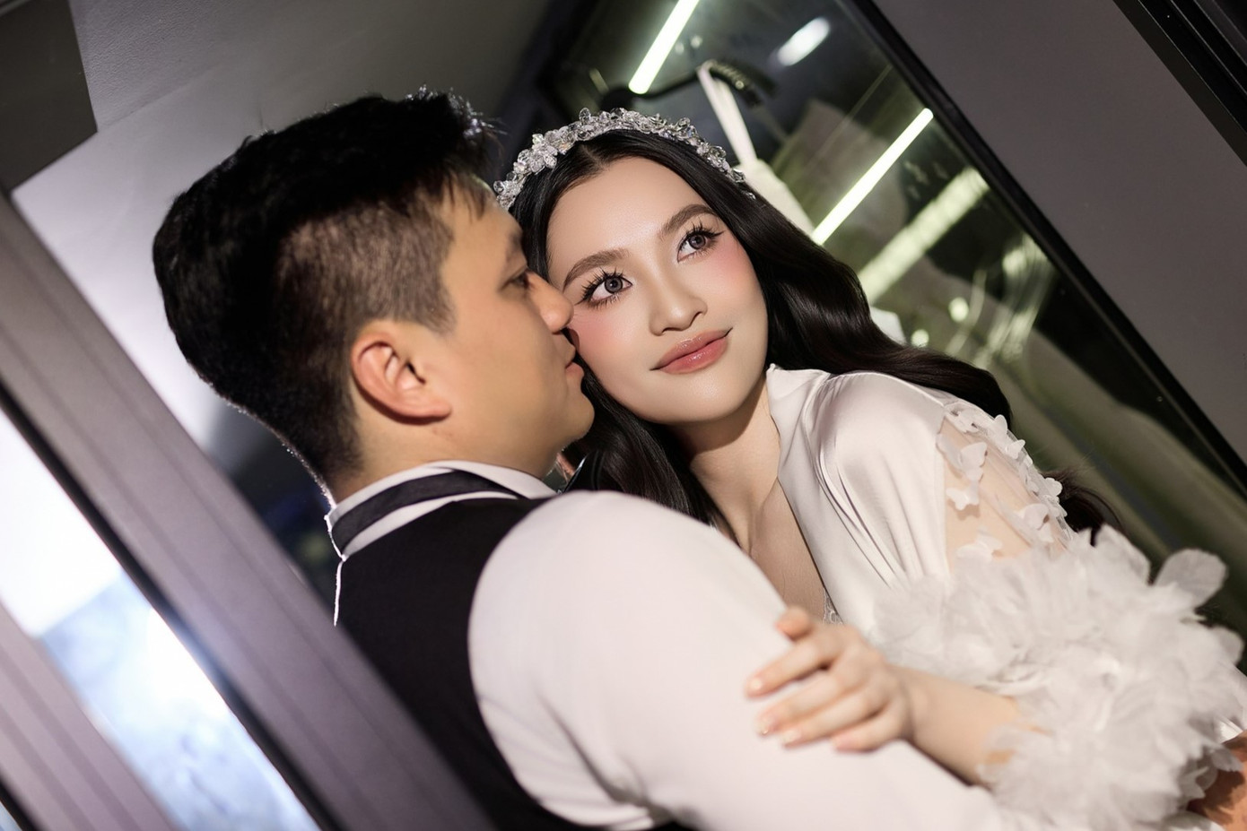 Hoa hậu Nông Thúy Hằng khoe ảnh cưới cùng doanh nhân.