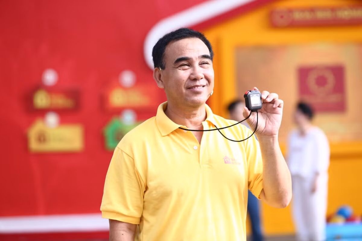 MC Quyền Linh gửi đơn cầu cứu vì liên tục bị gọi tên.