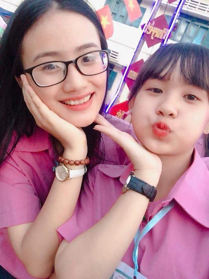 Huỳnh Trần Ý Nhi được nhận xét có gương mặt khả ái từ khi ngồi trên ghế nhà trường. Cô có nụ cười duyên, đôi mắt sáng và ăn mặc giản dị.