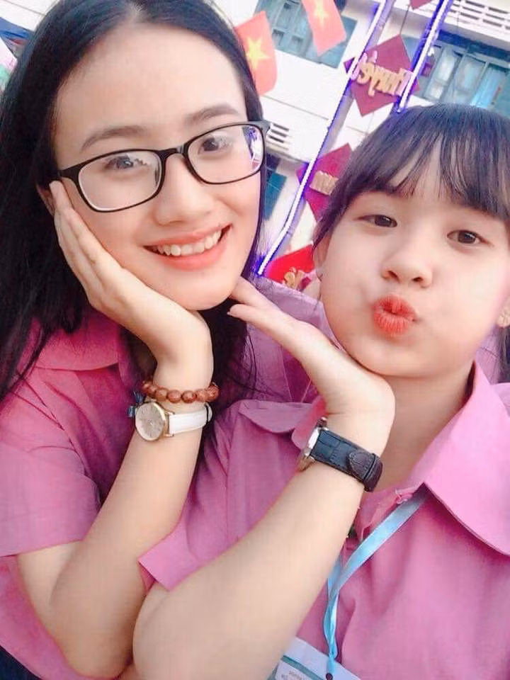 Huỳnh Trần Ý Nhi được nhận xét có gương mặt khả ái từ khi ngồi trên ghế nhà trường. Cô có nụ cười duyên, đôi mắt sáng và ăn mặc giản dị.