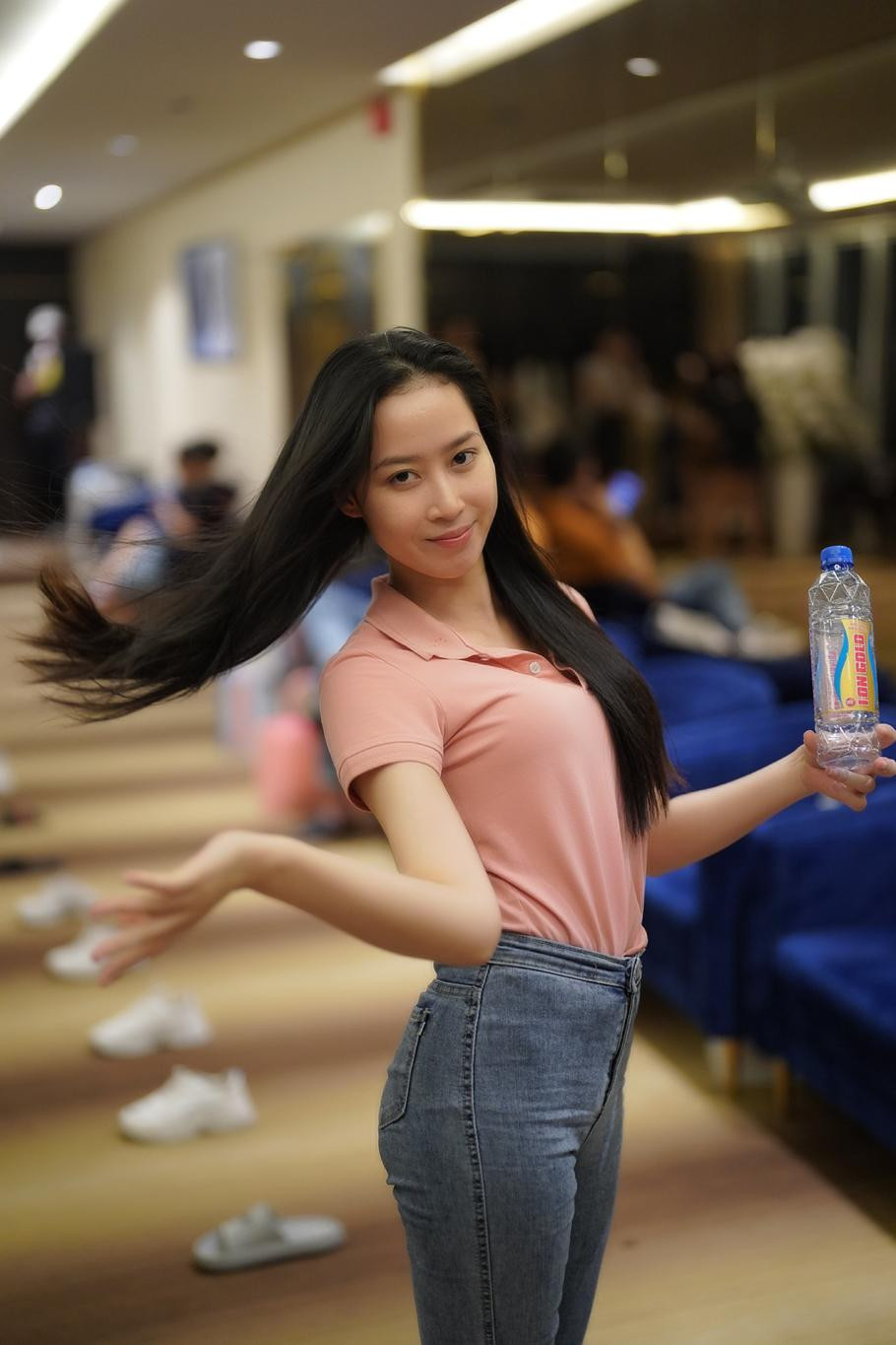 Thí sinh Phương Nhung và Hồng Điễm khoe vòng eo thon khi tập luyện trình diễn quảng bá sản phẩm.