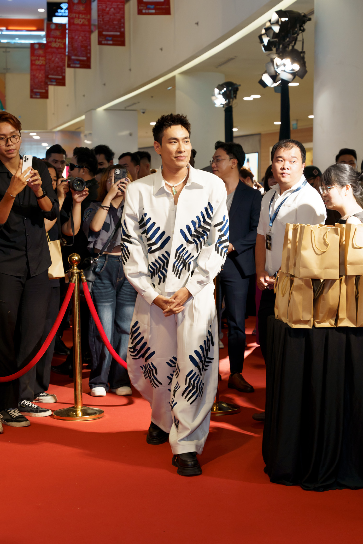 Nhiều diễn viên như Anh Đức, vợ chồng Lâm Vỹ Dạ - Hứa Minh Đạt, vợ chồng diễn viên xiếc Quốc Cơ, Kiều Minh Tuấn... đến ủng hộ NSƯT Hoài Linh và đạo diễn Trung Lùn. Nhiều diễn viên như Anh Đức, vợ chồng Lâm Vỹ Dạ - Hứa Minh Đạt, vợ chồng diễn viên xiếc Quốc Cơ, Kiều Minh Tuấn... đến ủng hộ NSƯT Hoài Linh và đạo diễn Trung Lùn.