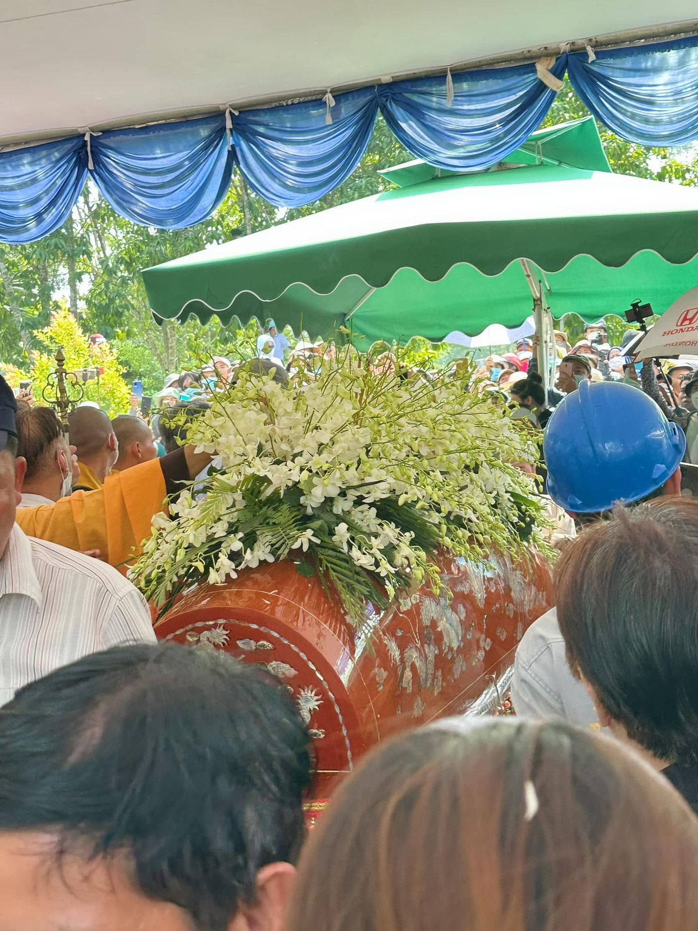 NSƯT Vũ Linh được chôn cất tại Nghĩa trang Hoa viên Bình Dương, cùng chỗ của NSƯT Thanh Kim Huệ, NSƯT Thanh Sang.