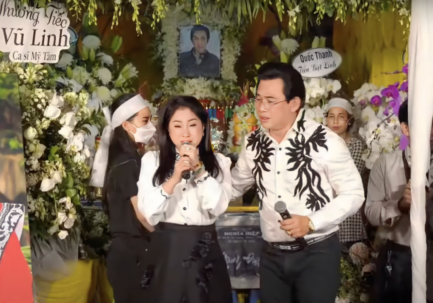 Thoại Mỹ và Thanh Hằng khóc nấc khi hát tiễn đưa anh Năm. Thoại Mỹ và Thanh Hằng khóc nấc khi hát tiễn đưa anh Năm.