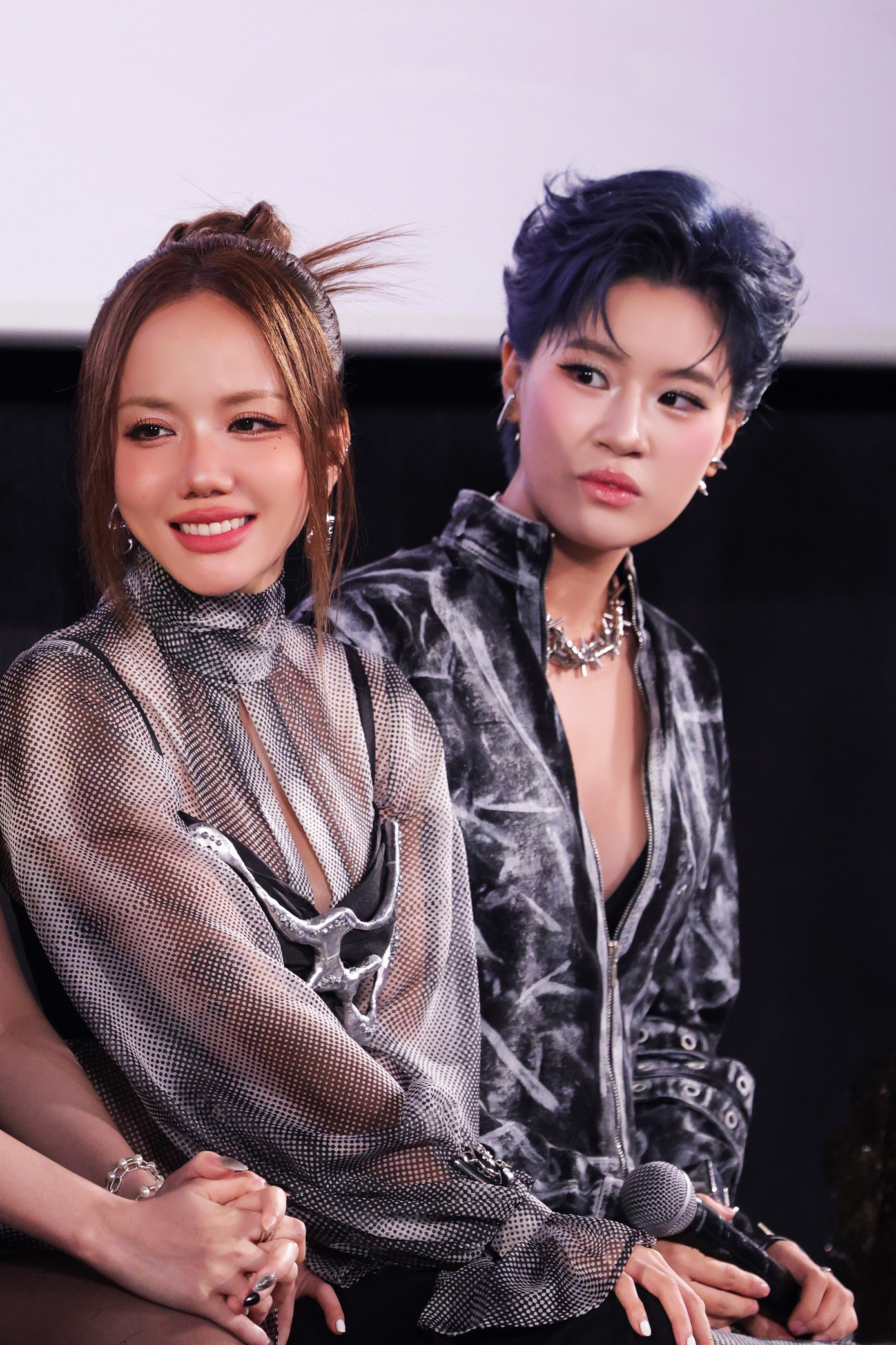 Miu Lê, Châu Bùi (ảnh trên) cùng Bích Phương (ảnh trái, hàng dưới), Phương Ly và Pháo tại buổi ra mắt show Em xinh. Miu Lê, Châu Bùi (ảnh trên) cùng Bích Phương (ảnh trái, hàng dưới), Phương Ly và Pháo tại buổi ra mắt show Em xinh.